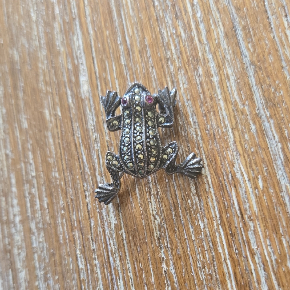Silver Frog Brooch with Pink / Red Eyes Vintage Sterling Marcasite